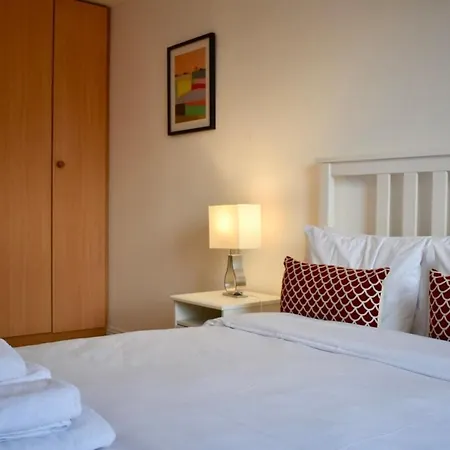 Modern And Spacious 2 Bed Apt In Central Apartment *