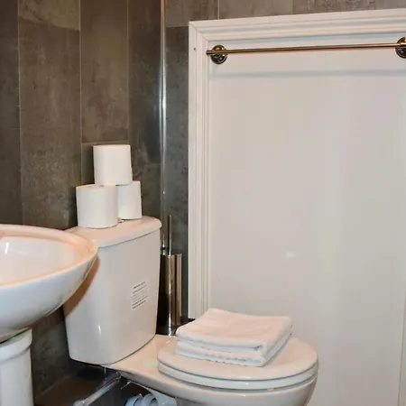 Modern And Spacious 2 Bed Apt In Central
