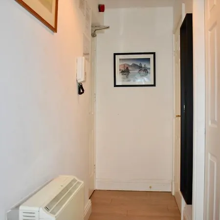 Modern And Spacious 2 Bed Apt In Central Apartment