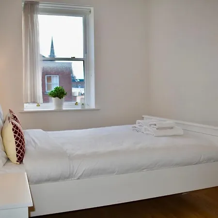 Modern And Spacious 2 Bed Apt In Central