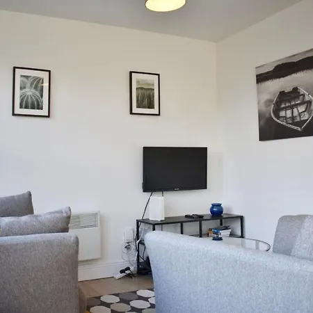 Modern And Spacious 2 Bed Apt In Central