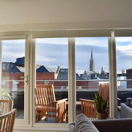Modern And Spacious 2 Bed Apt In Central