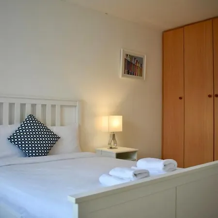 Modern And Spacious 2 Bed Apt In Central
