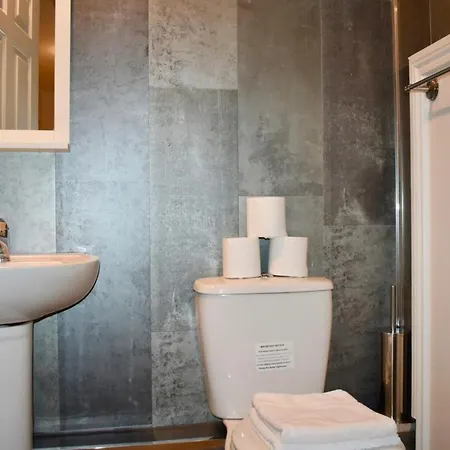 Apartment Modern And Spacious 2 Bed Apt In Central